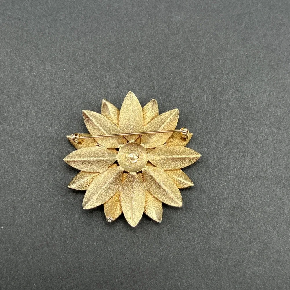 Vintage Brooch Daisy Flower Gold Tone Textured 3D Sunflower Signed Sarah Cov